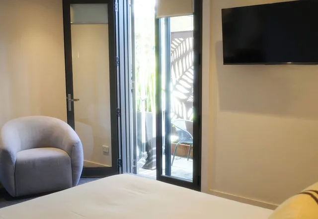 غرفة ديلوكس بسرير كوين بشرفة، Crown Hotel Surry Hills 2/4