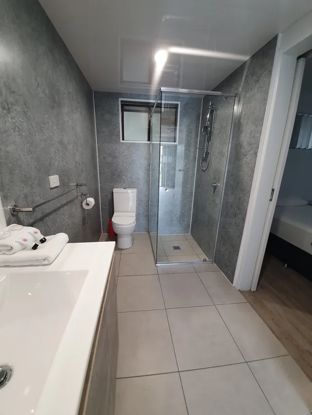 جناح ديلوكس بسرير كوين وسريرين منفصلين بغرفتي نوم بمطبخ صغير، Montego Mermaid Beach Motel 8/8