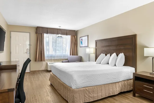غرفة قياسية بسرير كينج، Surestay Plus Hotel By Best Western Salmon Arm 1/10