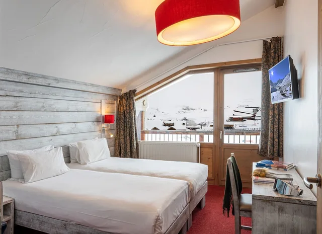 Superior, Double Bed, Aiguille Percee Hotel Restaurant 2/4