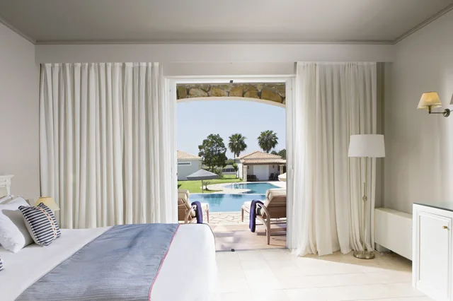 غرفة ديلوكس بسريرين منفصلين مع أريكة، Olympia Golden Beach Resort & Spa 1/3