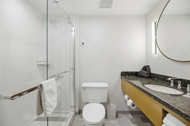 غرفة بسرير كينج لذوي الإعاقة، Fairfield by Marriott Inn and Suites Mount Pleasant, WI 3/3