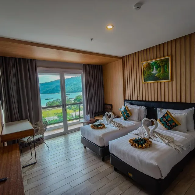 غرفة ديلوكس بسريرين منفصلين بإطلالة على المسبح، Raja Hotel Kuta Mandalika Resort & Convention 4/10