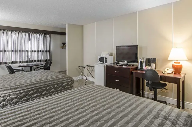 Efficiency, 2 Queen Beds، Econo Lodge Lloydminster 1/4