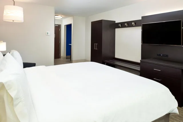 Xtra Space, Standard, King Bed، Holiday Inn Express Hotel And Suites Pueblo North 2/4