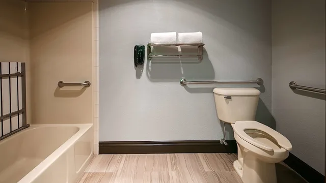 غرفة قياسية بسريرين كوين، Best Western Plus Rama Inn & Suites 2/2