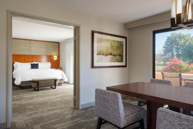 جناح تنفيذي بسرير كينج بغرفة نوم واحدة مع أريكة، The Westin Rancho Mirage Golf Resort and Spa 3/4