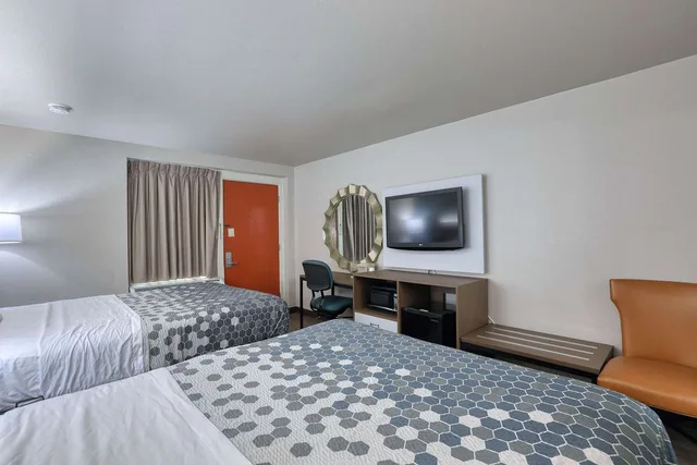غرفة بسريرين كوين، Econo Lodge Neenah 2/9