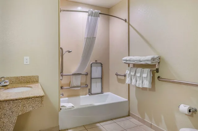 جناح بسريرين كوين مع أريكة لذوي الإعاقة، Comfort Suites Helena Airport 7/7