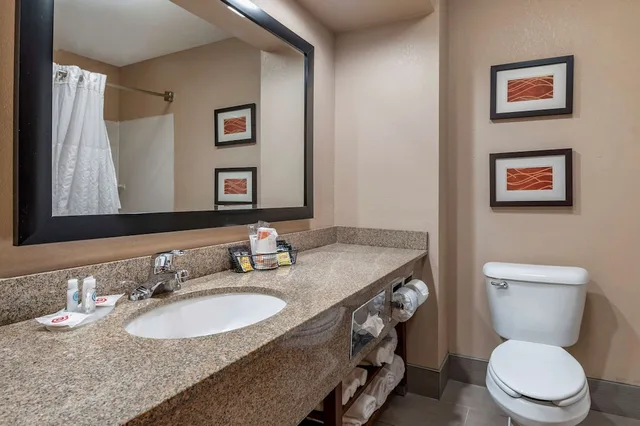غرفة قياسية بسريرين كوين، Comfort Inn and Suites Lawrenceburg, IN 2/3