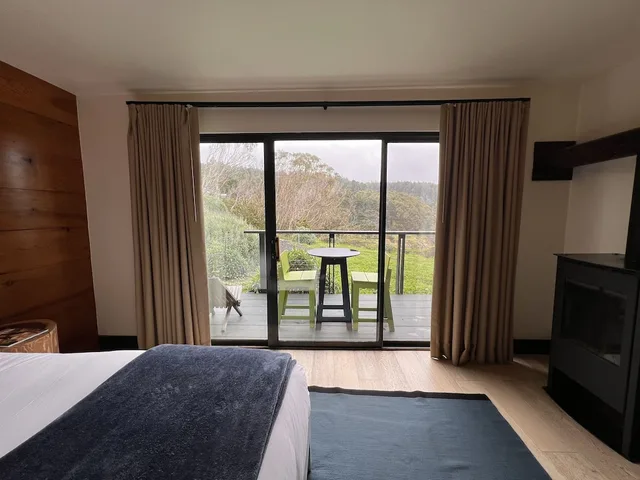 Room, King Bed, Cove View، Timber Cove Resort 1/4