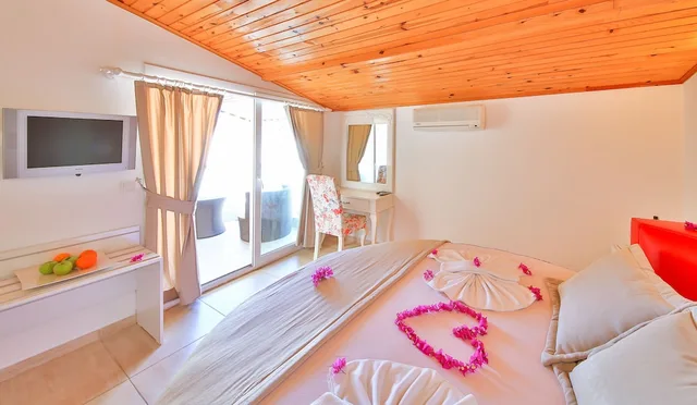 غرفة بسرير مزدوج بإطلالة جزئية على البحر، Hotel Linda Kas 1/1