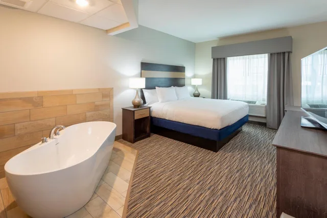غرفة بسرير كينج بجاكوزي، GrandStay Hotel & Suites Rock Valley 1/5