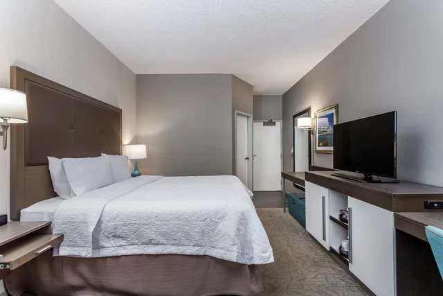 غرفة بسرير كينج، Hampton Inn Milwaukee Airport 3/4