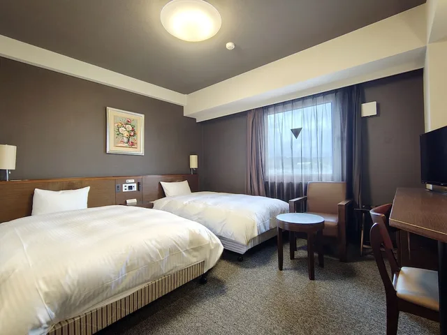 غرفة بسريرين منفصلين في المبنى الرئيسي للمدخنين، Hotel Route-Inn Iwakiizumi Ekimae 1/10