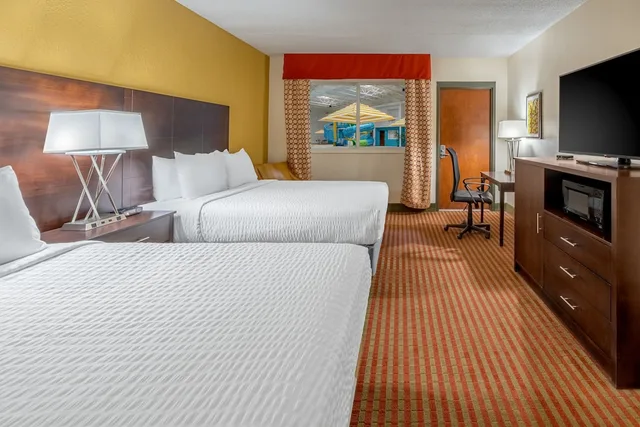 غرفة قياسية بسريرين كوين بإطلالة على المسبح، Grand Williston Hotel Conference Center 1/4