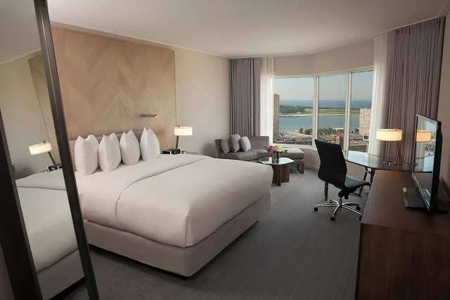 غرفة بريميوم بسرير كينج بإطلالة على البحيرة في طابق مرتفع، INTERCONTINENTAL TORONTO CENTRE 7/10