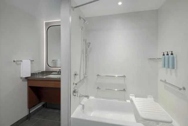 غرفة قياسية بسرير كينج مع أريكة، Courtyard Athens Downtown 4/5