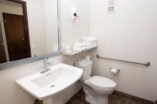 Room, King Bed, Bathtub, Accessible, AmericInn by Wyndham Delafield 9/10