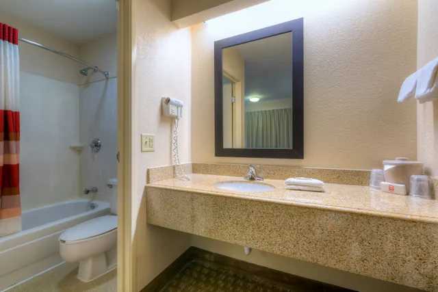 غرفة ديلوكس بسرير كينج، Red Roof Inn Memphis East 4/6