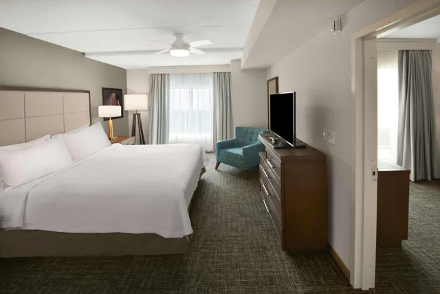 جناح بسرير كينج بشرفة بغرفة نوم واحدة مع أريكة، Homewood Suites By Hilton Saratoga Springs 1/2