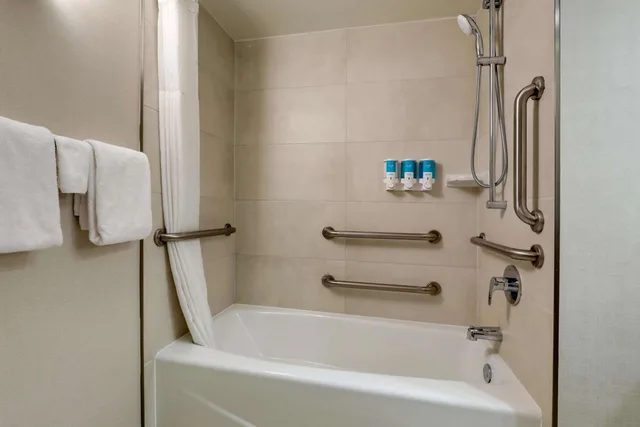 جناح بسرير كينج بغرفتين مع أريكة لذوي الإعاقة، Drury Inn & Suites Charlotte University Place 3/3