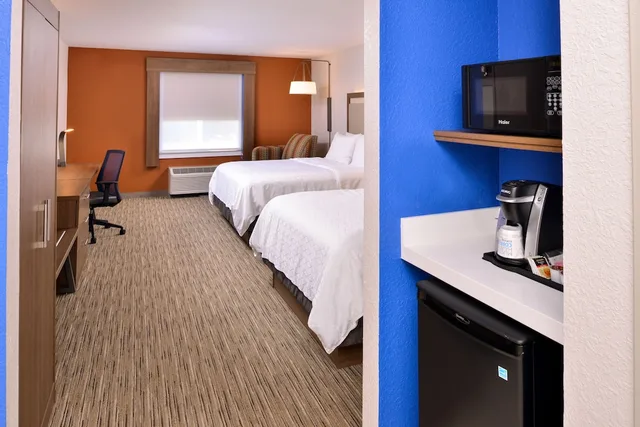 Standard, 2 Queen Beds, Holiday Inn Express Hotel And Suites Arcata Eureka Airport Area 4/7