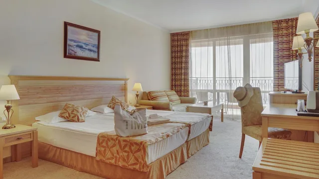 غرفة بسريرين منفصلين بإطلالة على البحر في طابق منخفض، DIT Majestic Beach Resort 5/10