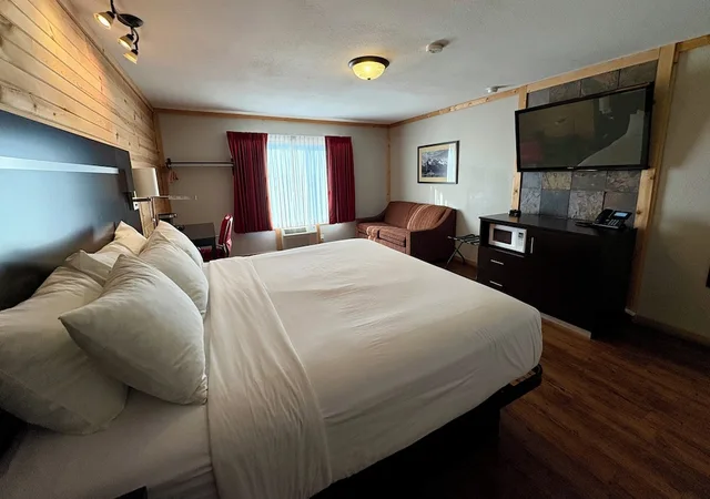 غرفة بسرير كينج مع أريكة، Americas Best Value Inn-Wall 3/10