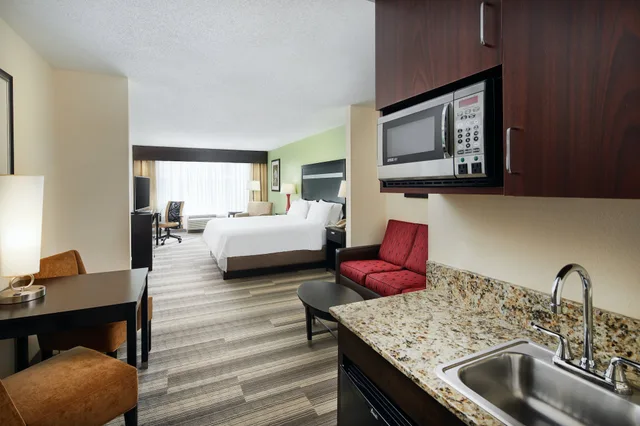 جناح بسرير كينج، Holiday Inn Express Hotel & Suites I-26 & Us 29 At Westgate Mall 6/6