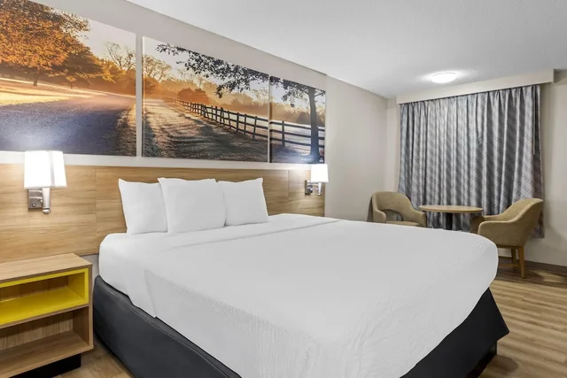 Standard, King Bed, Days Inn by Wyndham Valdosta I-75 3/10