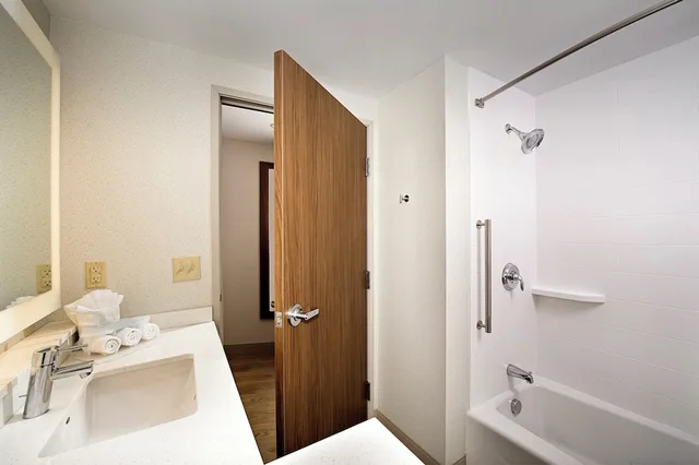 Standard, Queen Bed, Holiday Inn Express And Suites Altoona I 99 8/9