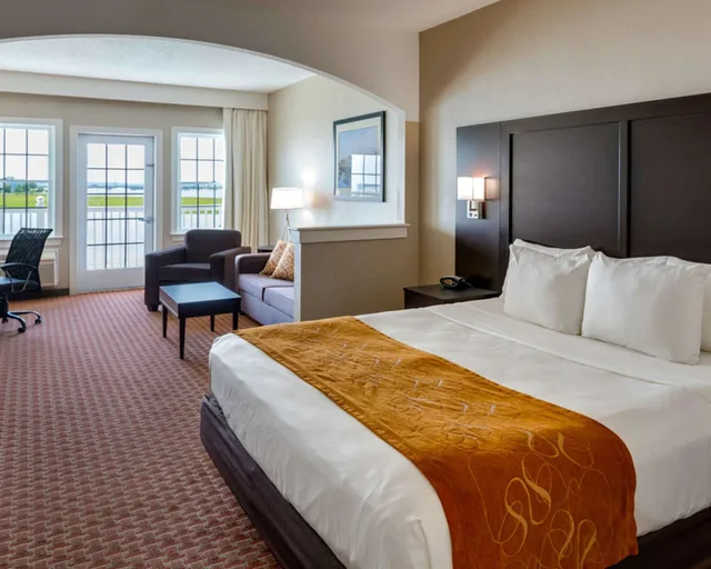 Suite, King Bed, Bay Front, Sofa، Comfort Suites Chincoteague Island Bayfront Resort 1/10