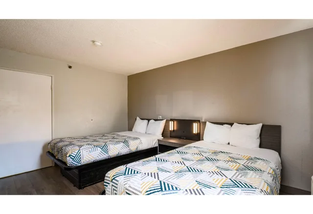 2 Full Beds - ADA/RI Shower/Micfridge, Motel6 Wethersfield, CT - Hartford 4/5