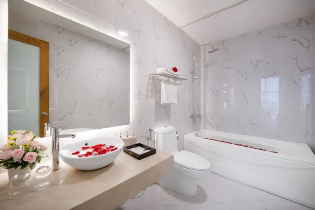 غرفة بريميير بسريرين كوين بإطلالة على المدينة، Kova Diamond Hotel Da Nang 7/7