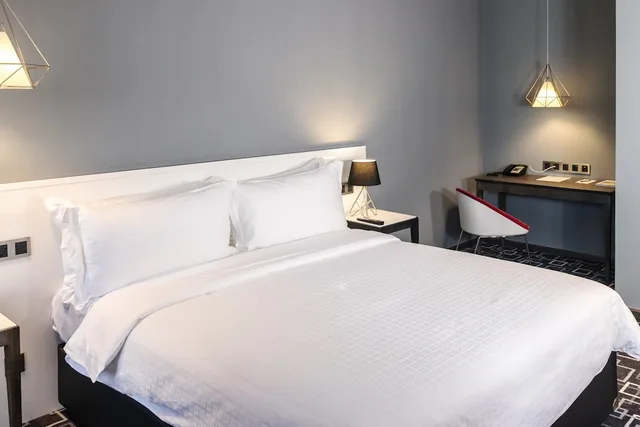 غرفة بسرير كينج بشرفة، Trademark Hotel 3/5