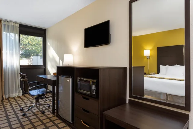 غرفة ديلوكس بسرير كوين لذوي الإعاقة، Baymont by Wyndham Queensbury / Lake George 1/10