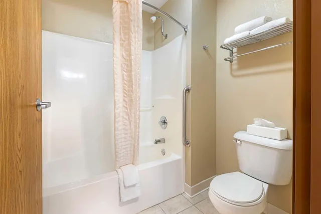 غرفة بسرير كينج بحوض استحمام لذوي الإعاقة، Best Western Wittenberg Inn 4/5