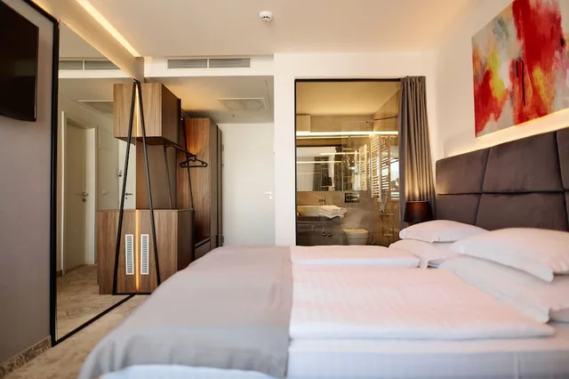 غرفة قياسية بسرير كوين بإطلالة جزئية على البحر، Paris Hotel 4/10