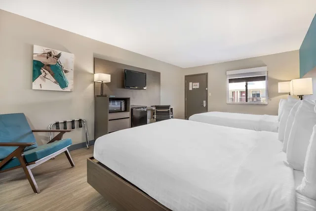 Deluxe, 2 Queen Beds, Best Western Green Tree Inn 1/8