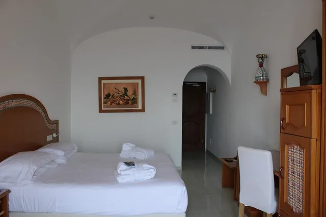 غرفة كلاسيكية بسريرين منفصلين بإطلالة على البحر بشرفة، Hotel Tramonto d'Oro 1/7