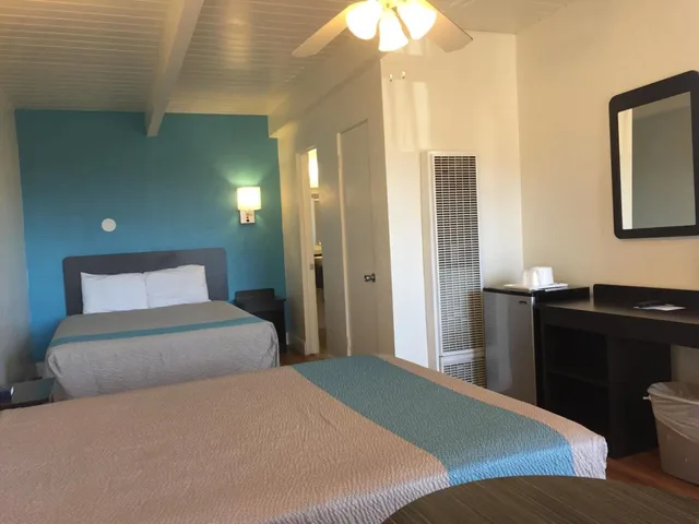 Deluxe, Suite, Multiple Beds, Partial Ocean View، Motel6 Pismo Beach, CA - Pacific Ocean 1/7