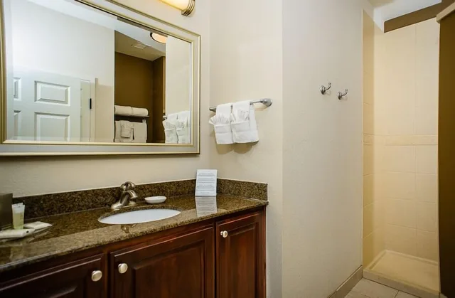 جناح بسرير كينج بغرفة نوم واحدة بمطبخ، Staybridge Suites Houston-Nasa/Clear Lake 4/5