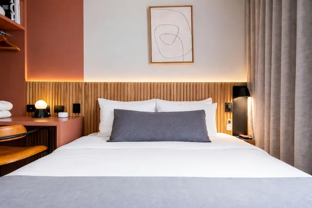 Superior, Queen Bed, Balcony, Heiss Hotel 4/10