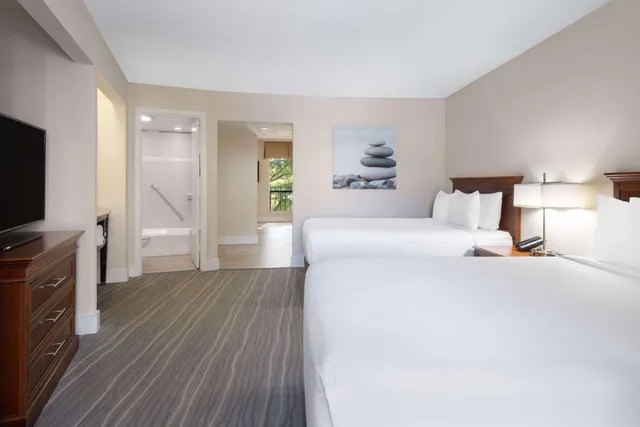 جناح بإطلالة على المسبح، Wyndham Boca Raton 1/2