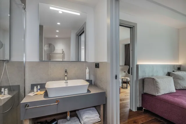 جناح بسرير كوين بشرفة مع أريكة، Hotel Garda 4/4