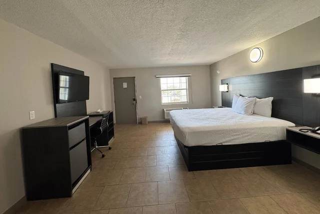 غرفة بسرير كينج لذوي الإعاقة، Travelodge by Wyndham Venice 3/3