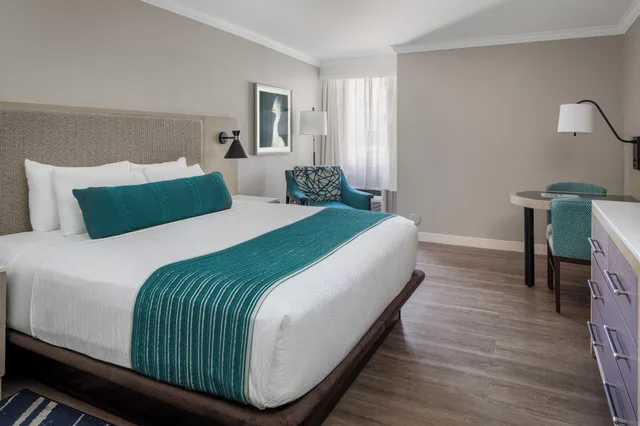 غرفة قياسية بسرير كينج بإطلالة، Delray Sands Resort 1/2