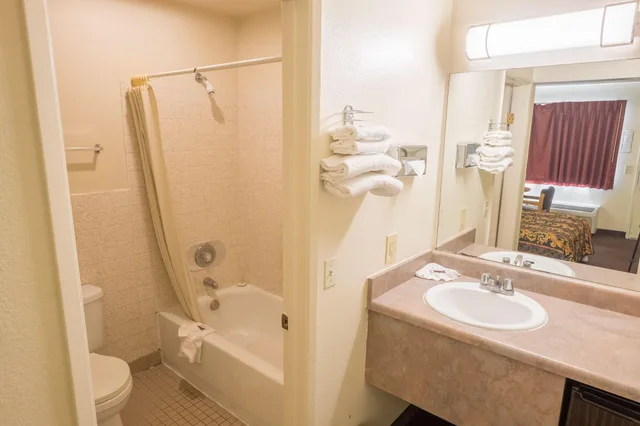 غرفة قياسية بسرير كوين للمدخنين، EZ 8 Motel Old Town 5/5