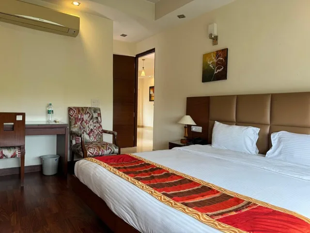 استوديو بسرير كينج، Ahuja Residency Sector 44 Noida 2/7